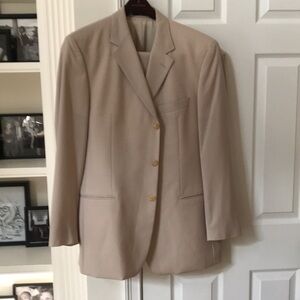 BOSS men’s suit in a cream tone
